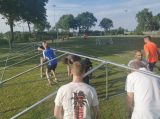 Opbouwen tent op sportpark 'Het Springer' (dag 2) (3/43)